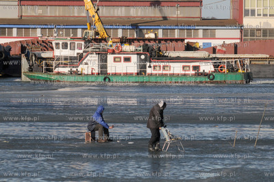 Wedkarze podlodowi lowia ryby w przereblach w okolicy...
