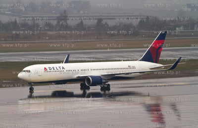 Gdansk Rebiechowo. Nz. Boeing 767 linii Delta Air Lines.
07.04.2012
fot....