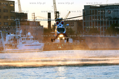 Gdynia. Pokaz ratownictwa morskiego w wykonaniu załogi...