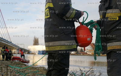 Akcja ratowania wedkarzy dryfujacych na krze w poblizu...