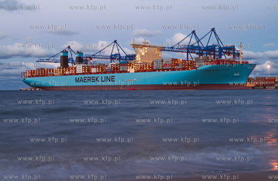 Gdansk, terminal kontenerowy DCT, a w nim zaladunek...