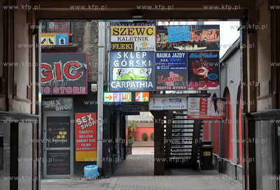Katowice. Centrum miasta. Na zdjeciu  podworko handlowe...