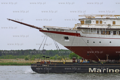 Transport kadluba do portu wewnetrzego w Gdansku szkolnego...