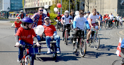 Bialo czerwony peleton pojawil sie 2 maja na ulicach...