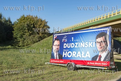 Gdynia Dąbrowa. Mobilny billboard wyborczy Marka Dudzińkiego...