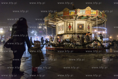 Sopot. Iluminacje świetlne i karuzela na Placu Przyjaciół...