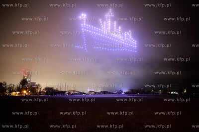 Pokaz 250 dronów nad plażą w Gdyni z okazji 98 urodzin...