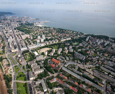 Centrum Gdyni z lotu ptaka. Widok w strone Portu. 20.07.2007...