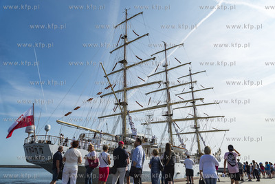 Dar Młodzieży wpływa do Nabrzeża Pomorskiego w...