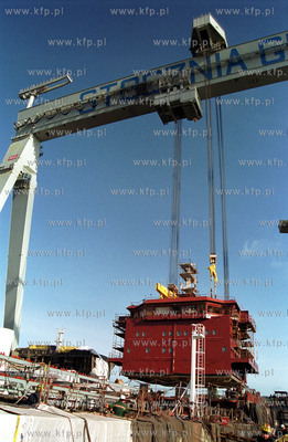 W Stoczni Gdynia uruchomiono nowa suwnice bramowa....