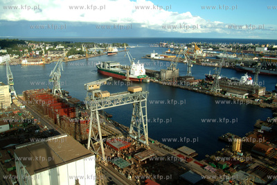 Stocznia Gdynia S.A. W dali Port Gdynia14.09.2002fot....