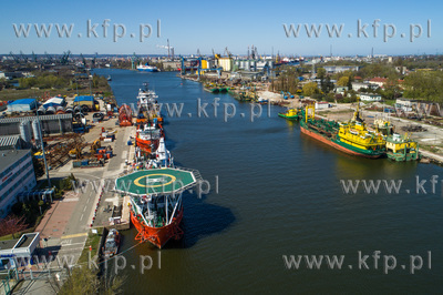 Lotos Petrobaltic, na pierwszym planie statek St. Barbara,...