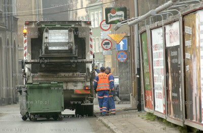 Gdansk. ul. Szklary. Pracownicy PRSP zabieraja odpady...