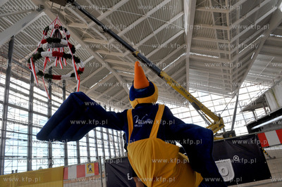 Uroczystosc zawieszenia wiechy nad nowo budowanym terminalem...