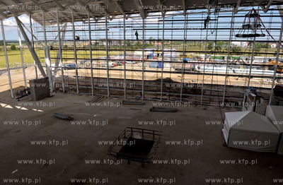 Uroczystosc zawieszenia wiechy nad nowo budowanym terminalem...