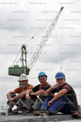 Gdansk. Wodowanie statku Lewek Andes w Remontowej Shipbuilding...