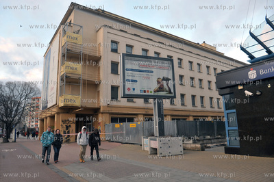 Wyburzanie dawnego Domu Towarowego PDT a obecnie Galerii...