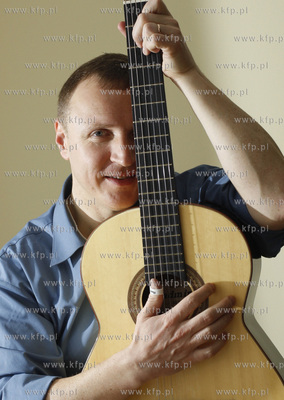 Posel Jacek Kurski i jego gitara. 17.04.2008 fot. Krzysztof...