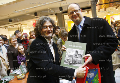 Gdansk. Centrum Handlowe Manhattan. Promocja albumu...