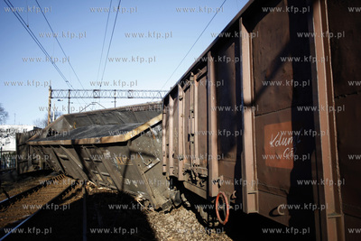 Wykolejony pociag towarowy. Sklad wypadl z szyn  miedzy...