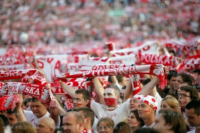 Gdansk. Mistrzostwa europy w pilce noznej. Kibice ogladaja...