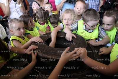 Przed stadionem pilkarskim PGE Arena odslonieto jej...