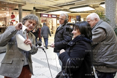 Gdansk. Centrum Handlowe Manhattan. Promocja albumu...