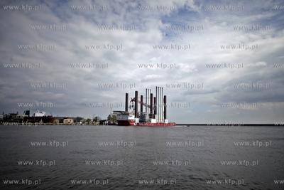 Port Gdynia. Statek - jednostka sluzaca budowie morskich...