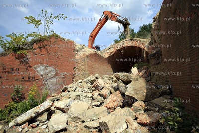 Wyburzanie mostku kolejowego nad ul. Ogrodowa w Gdansku...