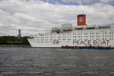 Gdańsk. Statek Ocean Dream organizacji Peace Boat,...