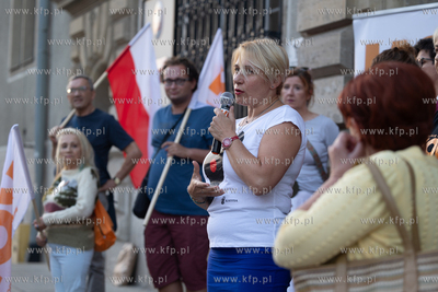 Manifestacja pod hasłem "Bo nie sprzedaje się praworządności"...