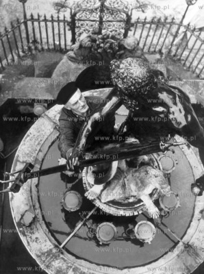 Konserwacja Neptuna na Dlugim Targu w Gdansku. 10.1974...