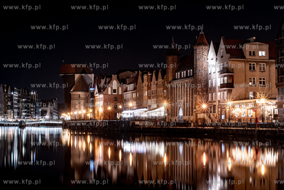 Gdańsk nocą. Rybackie Pobrzeże z Żurawiem gdańskim...