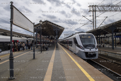 Stacja kolejowa Gdańsk Główny. Z peronu odjeżdża...