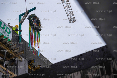 Piecki - Migowo. Zawieszenie wiechy na budowanej szkole...