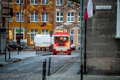 Autobus linii 100 na ul. Przędzalniczej w Gdańsku....