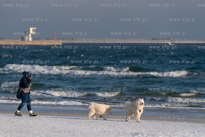 Zimowa Gdynia. Spacer po plaży miejskiej w Gdyni....