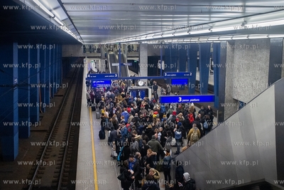 Tłum podróżnych oczekujących na pociąg  - peron...