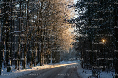 Gmina Szemud. Zimowy krajobraz w okolicach jeziora...