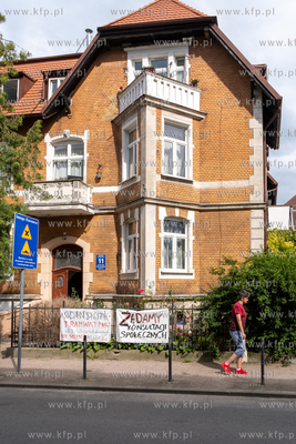 Gdańsk, ulica Bohaterów Getta Warszawskiego. Mieszkańcy...