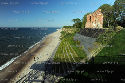 Trzesacz. Sciana S romansko-gotyckiego kosciola sw....