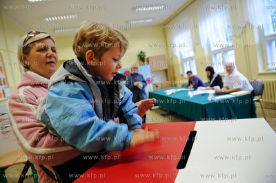 Gdansk. Obwodowa Komisja Wyborcza. Mieszkancy Gdanska...