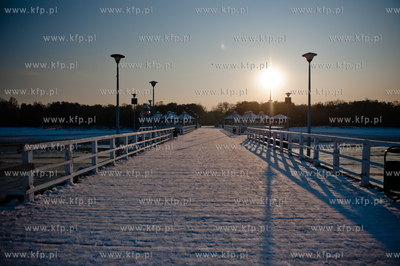 Gdansk. Mrozne popoludnie na plazy w Brzeznie. Niskie...
