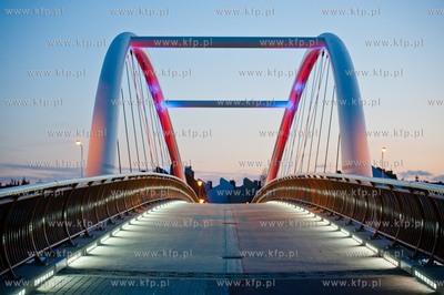 Gdansk. Nowo powstala, efektownie oswietlona kladka...