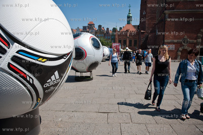Gdansk. Ogromne pilki rozstawione na Targu Weglowym...
