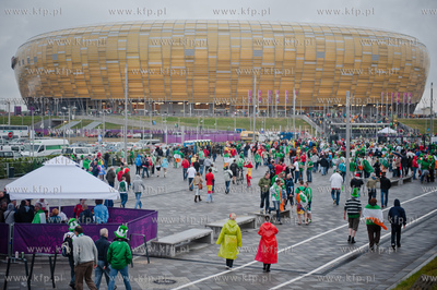 Gdansk Arena. Kibice wchodza na mecz mistrzostw Europy...
