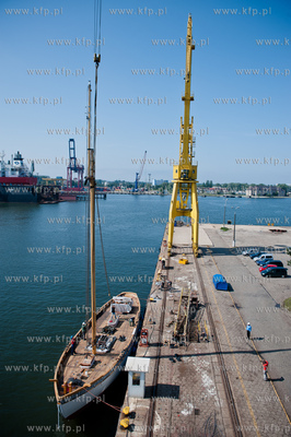 Gdansk. Stocznia Remontowa. Operacja stawiania pierwszego...
