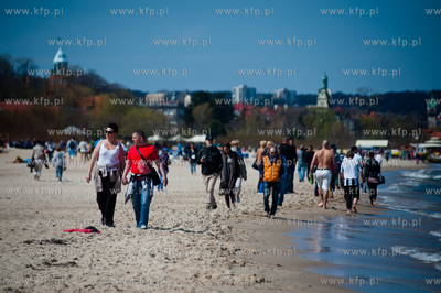 Tlumy mieszkancow i turystow na plazy i ulicach Sopotu,...