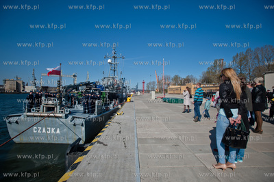 Gdynia. Oksywie. Port Marynarki Wojennej. Powrot niszczyciela...