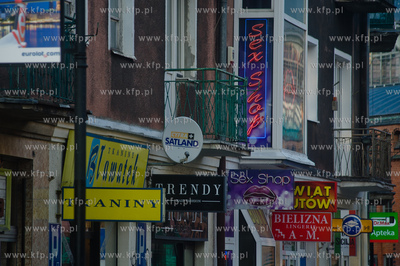 Gdansk. Ul. Panska. Szyldy i reklamy znadujacych sie...